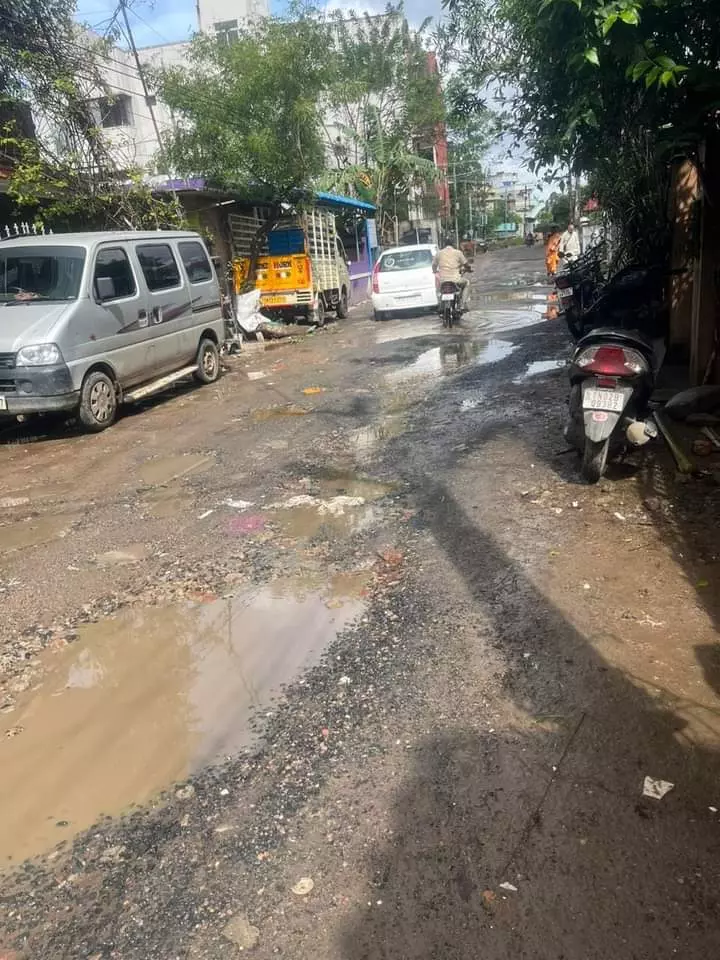 சேதமடைந்த சாலை சேதமடைந்த சாலை