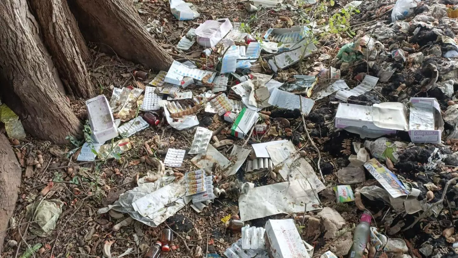 சாலையோரம் கொட்டப்படும் மருத்துவ கழிவுகள்