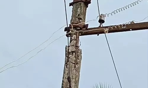 ஆபத்தான நிலையில் மின்கம்பம்