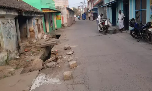 சேதமான கழிவுநீர் கால்வாய் சேதமான கழிவுநீர் கால்வாய்