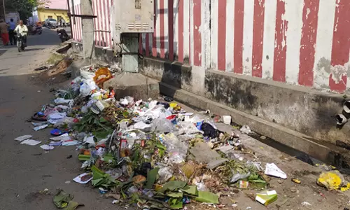 கோவில் அருகில் குப்பை கொட்டும் அவலம்