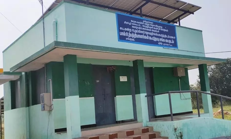 பூட்டி இருக்கும் பால்விற்பனையகம் பூட்டி இருக்கும் பால்விற்பனையகம்
