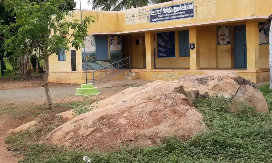 அரசு பள்ளி வளாகத்தில் பாறை அரசு பள்ளி வளாகத்தில் பாறை