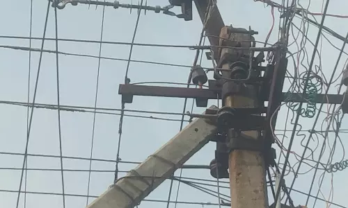 ஆபத்தான மின் கம்பம் ஆபத்தான மின் கம்பம்