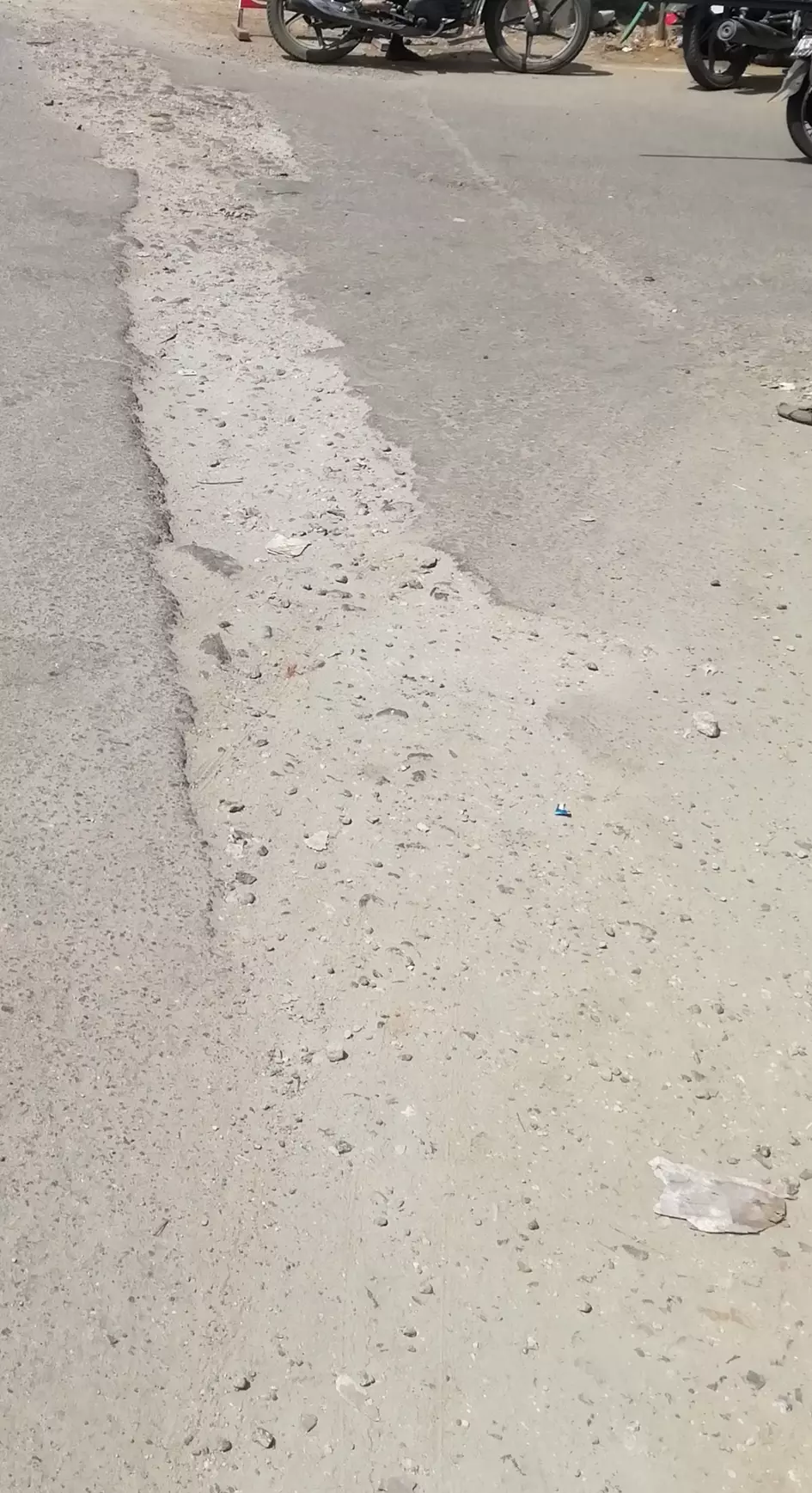 குண்டும், குழியுமான ரோடு குண்டும், குழியுமான ரோடு