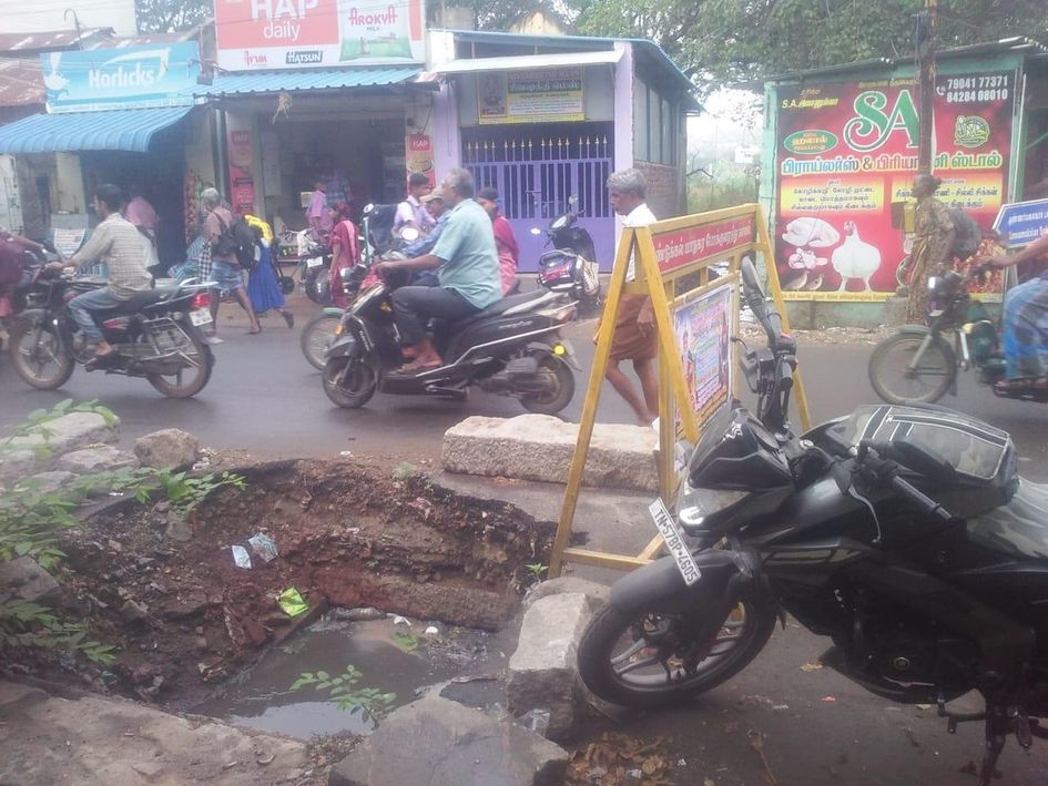 மூடப்படாத சாக்கடை கால்வாய் பள்ளம் மூடப்படாத சாக்கடை கால்வாய் பள்ளம்