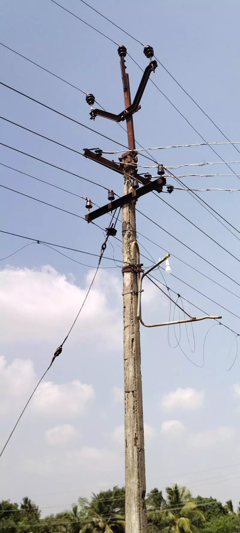 ஆபத்தான மின்கம்பம்