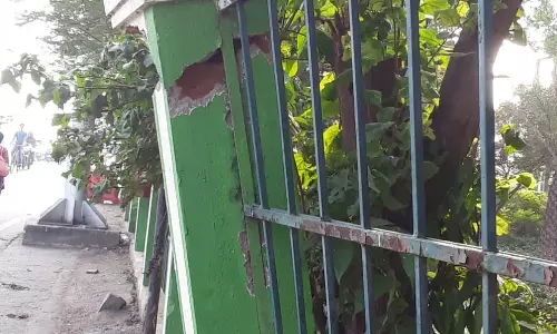 சேதமடைந்த சுவர் சேதமடைந்த சுவர்