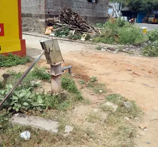 பழுதடைந்த அடிபம்பு பழுதடைந்த அடிபம்பு