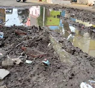 சாலையில் ஓடும் கழிவுநீர்