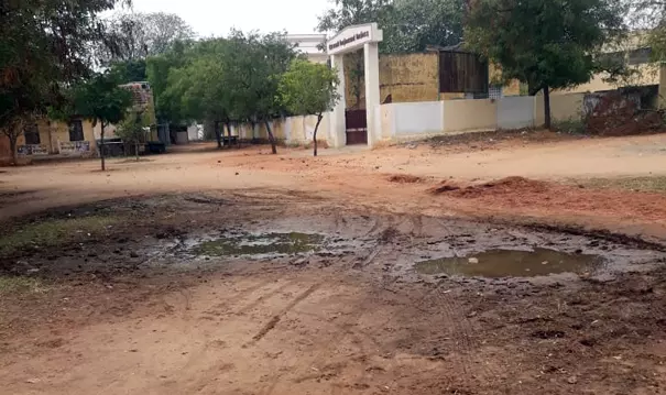 பள்ளிக்கு செல்ல சாலை வசதி வேண்டும்