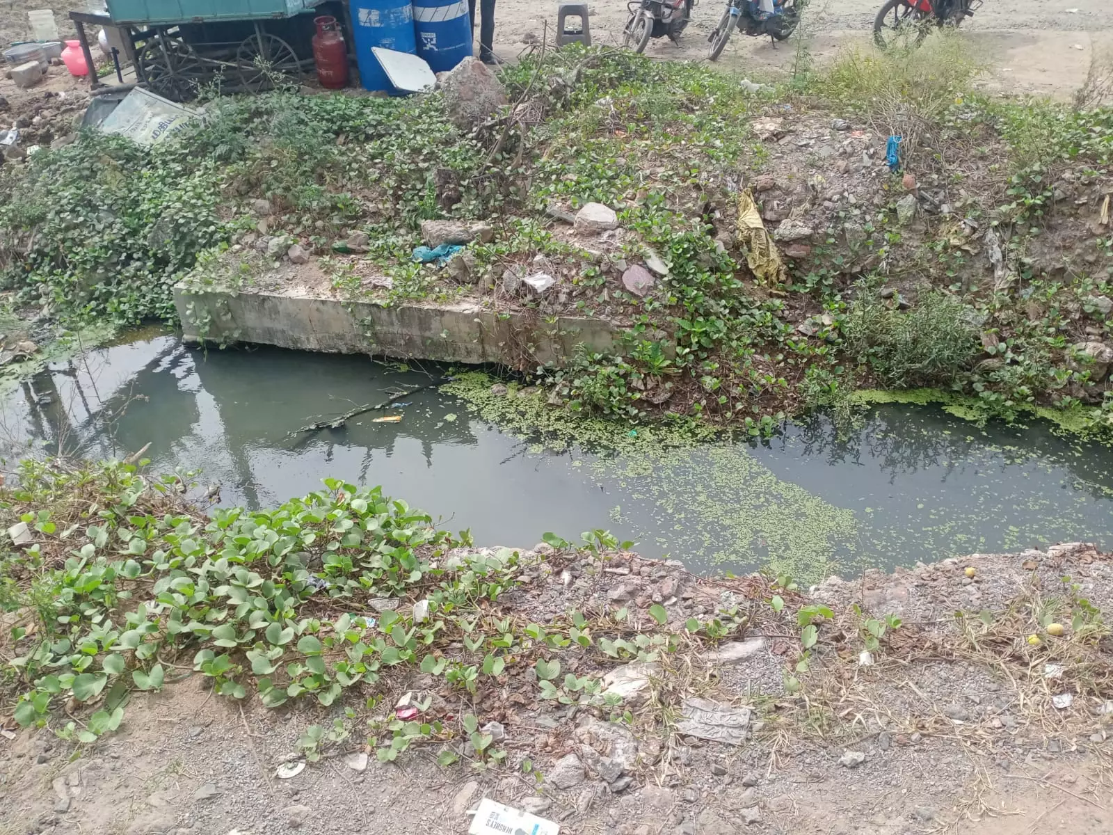 தேங்கும் கழிவுநீர் தேங்கும் கழிவுநீர்