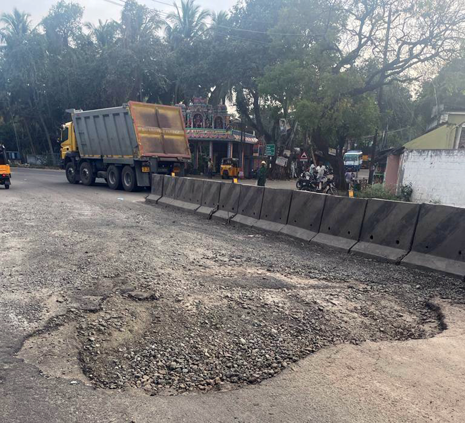 சாலையில் ராட்சத பள்ளம்