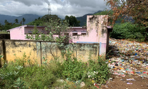 கழிப்பறையை சூழ்ந்த குப்பைகள்