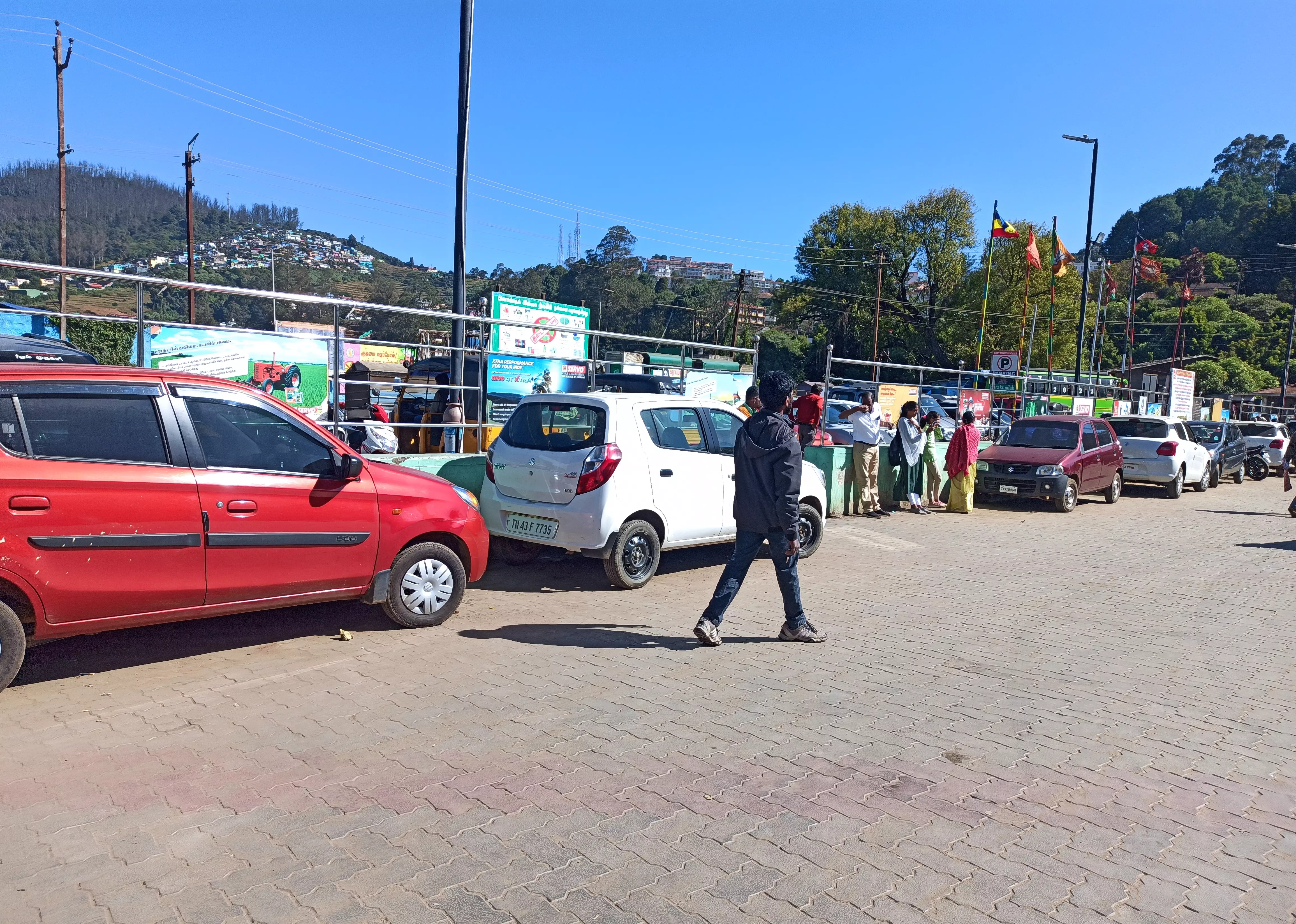 பஸ் நிலையத்திற்குள் நிறுத்தப்படும் கார்கள் பஸ் நிலையத்திற்குள் நிறுத்தப்படும் கார்கள்