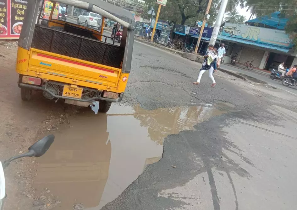 சேதமடைந்த சாலை