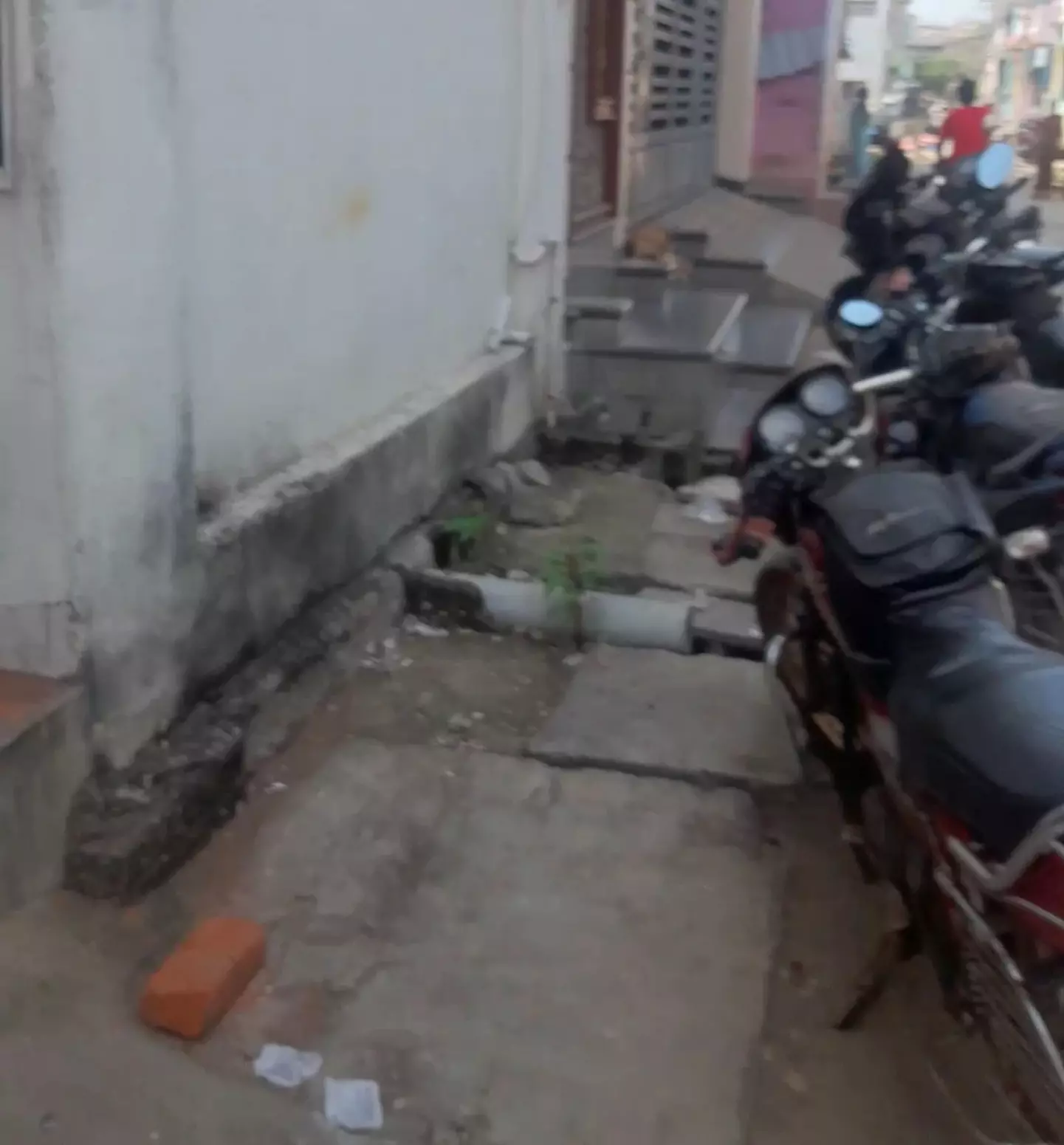 போக்குவரத்துக்கு இடையூறாக நிறுத்தப்படும் வாகனங்கள் போக்குவரத்துக்கு இடையூறாக நிறுத்தப்படும் வாகனங்கள்