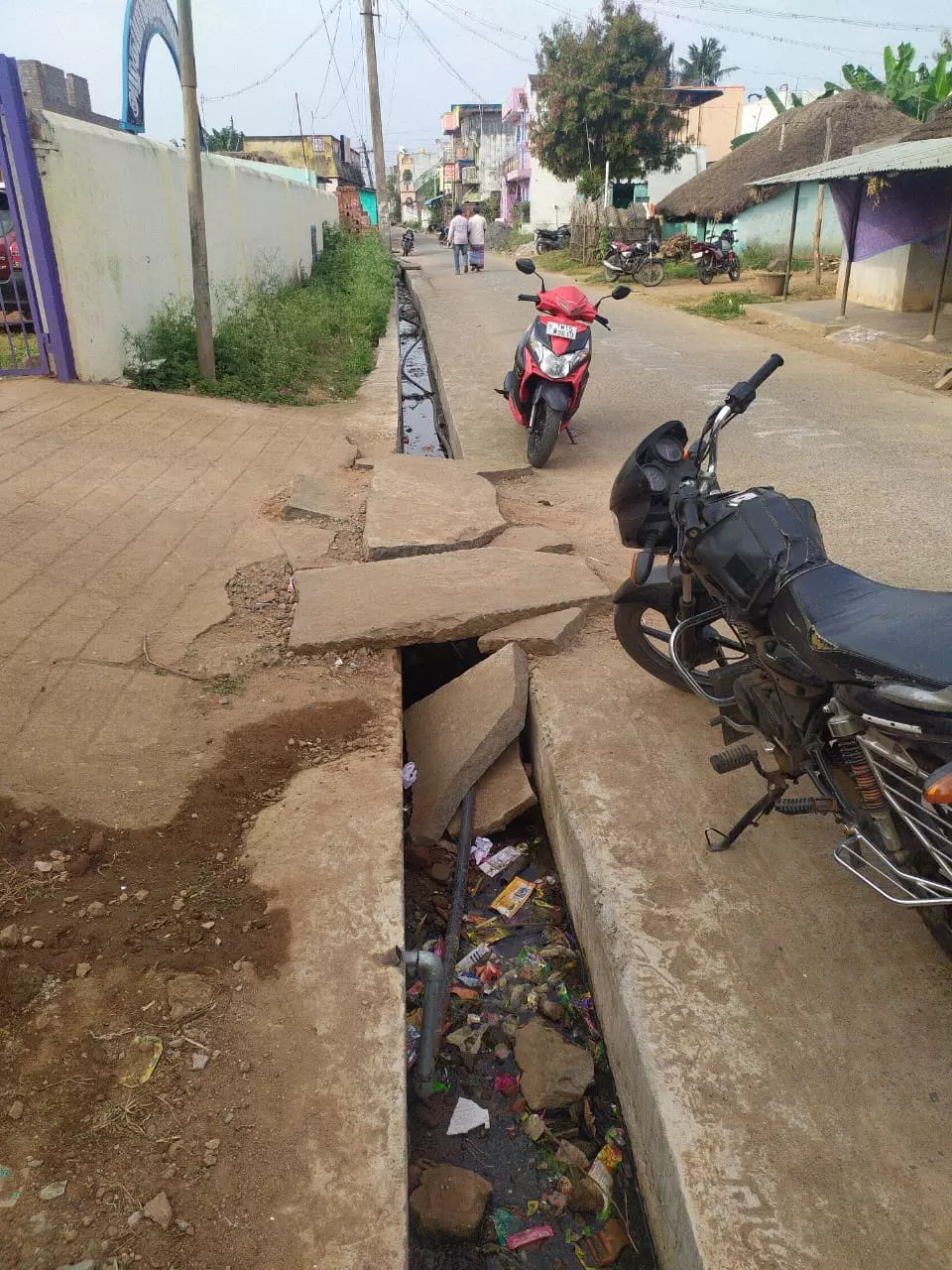 கழிவுநீர் கால்வாயில் குடிநீர் குழாய்