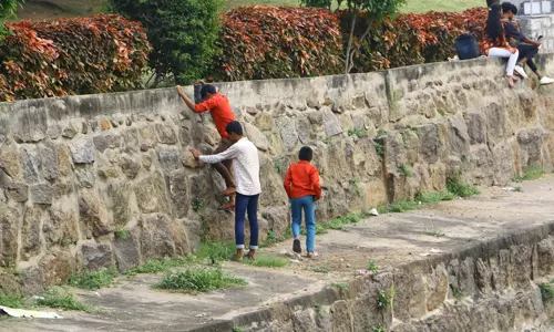 கோட்டை அகழி சுவற்றில் ஏறும் சிறுவர்கள் கோட்டை அகழி சுவற்றில் ஏறும் சிறுவர்கள்