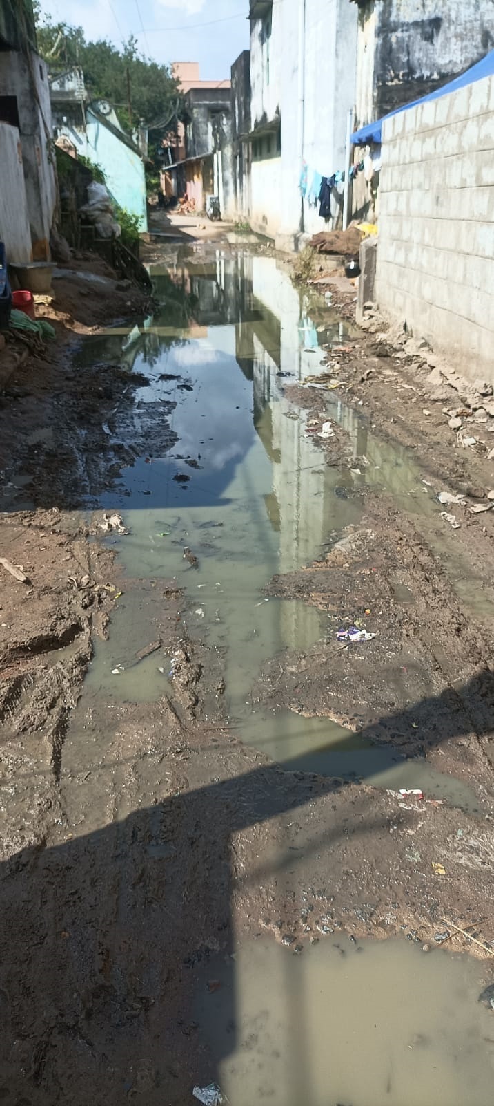 சேறும், சகதியுமான சாலை