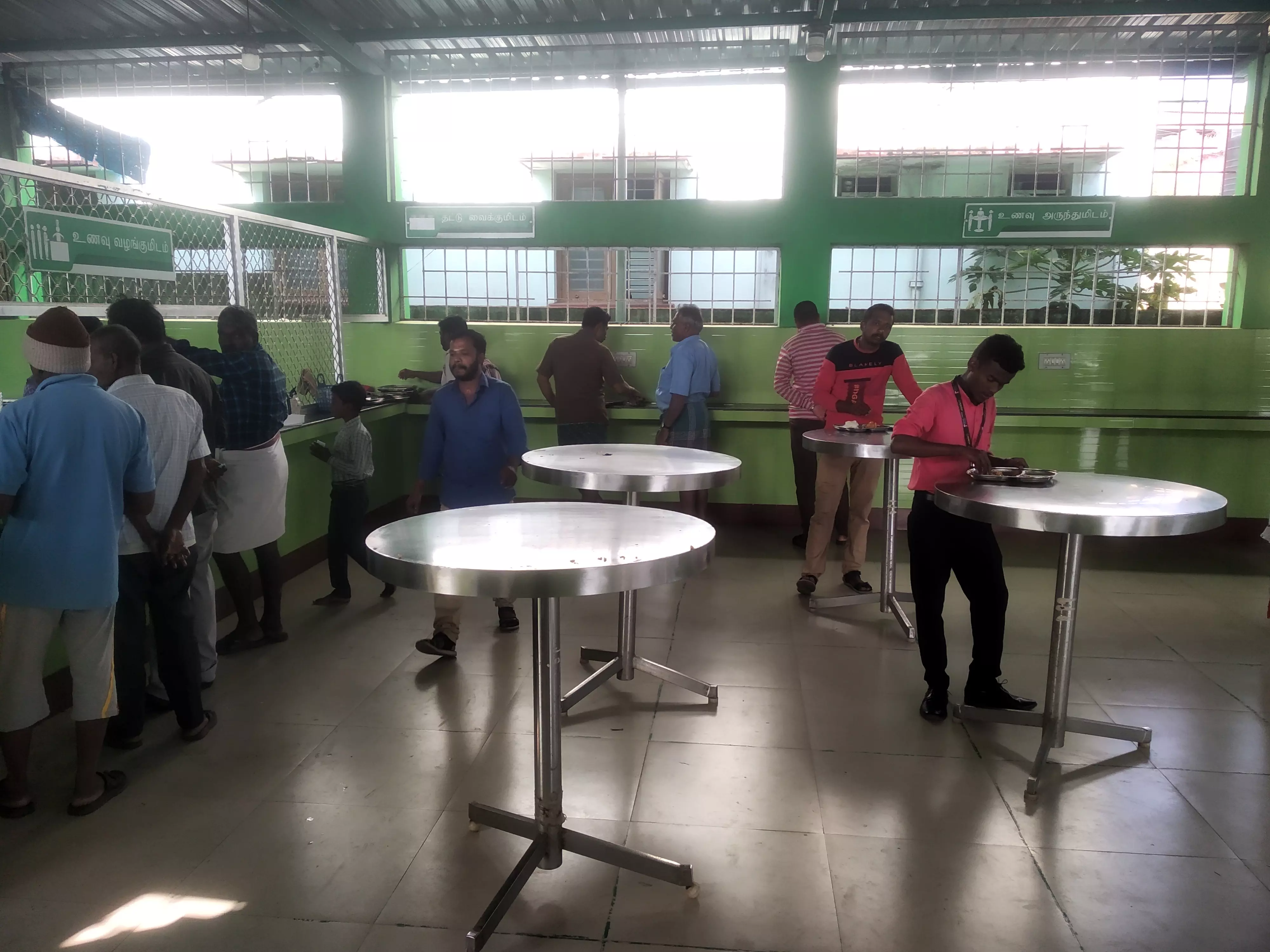 உடைந்து கிடக்கும் தரைத்தளம்