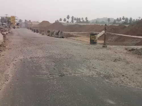 குண்டும், குழியுமான சாலை குண்டும், குழியுமான சாலை