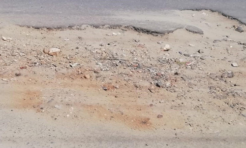 குண்டும், குழியுமான ரோடு குண்டும், குழியுமான ரோடு