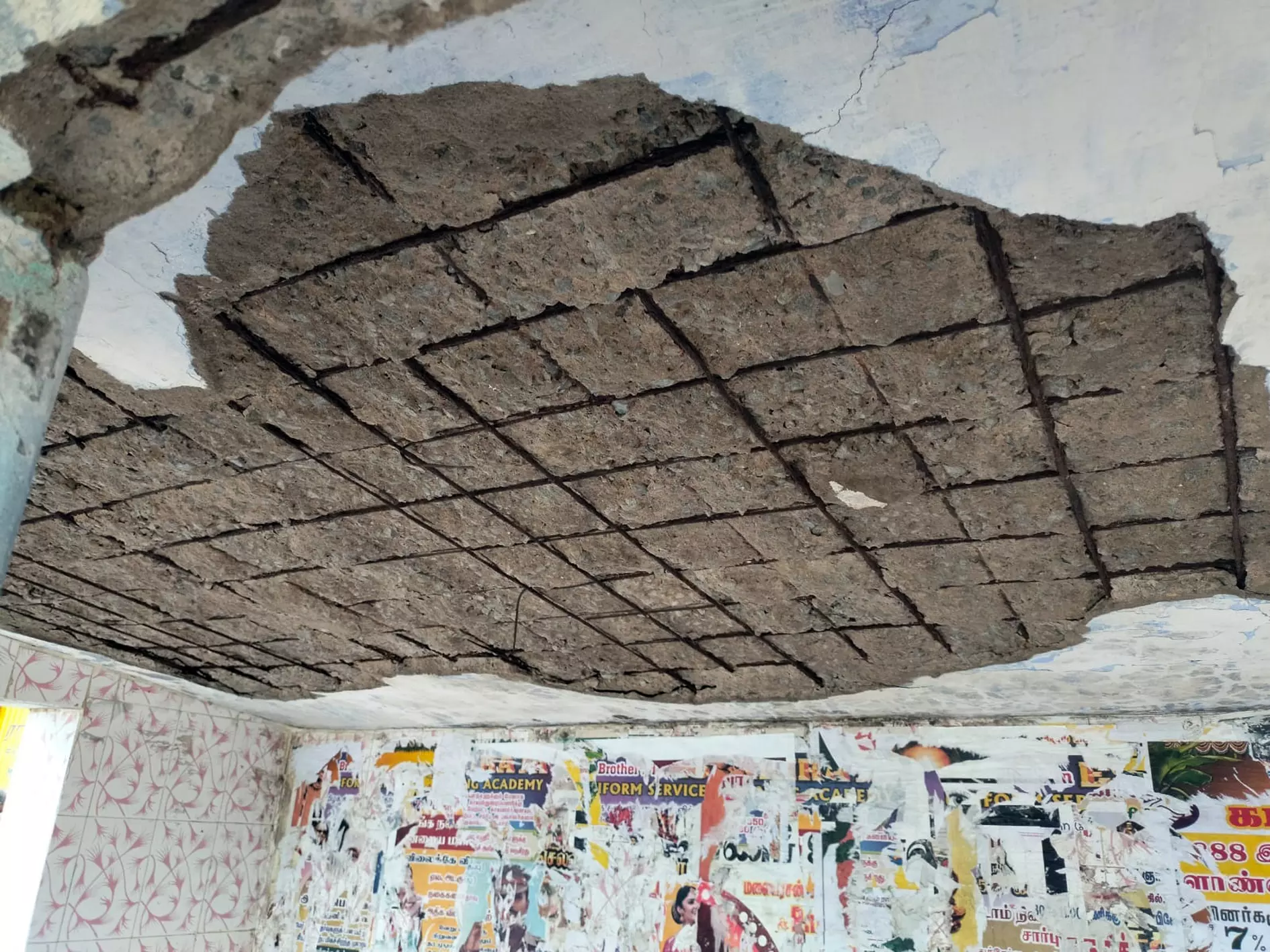 சேதமடைந்த பயணிகள் நிழற்கூடம்