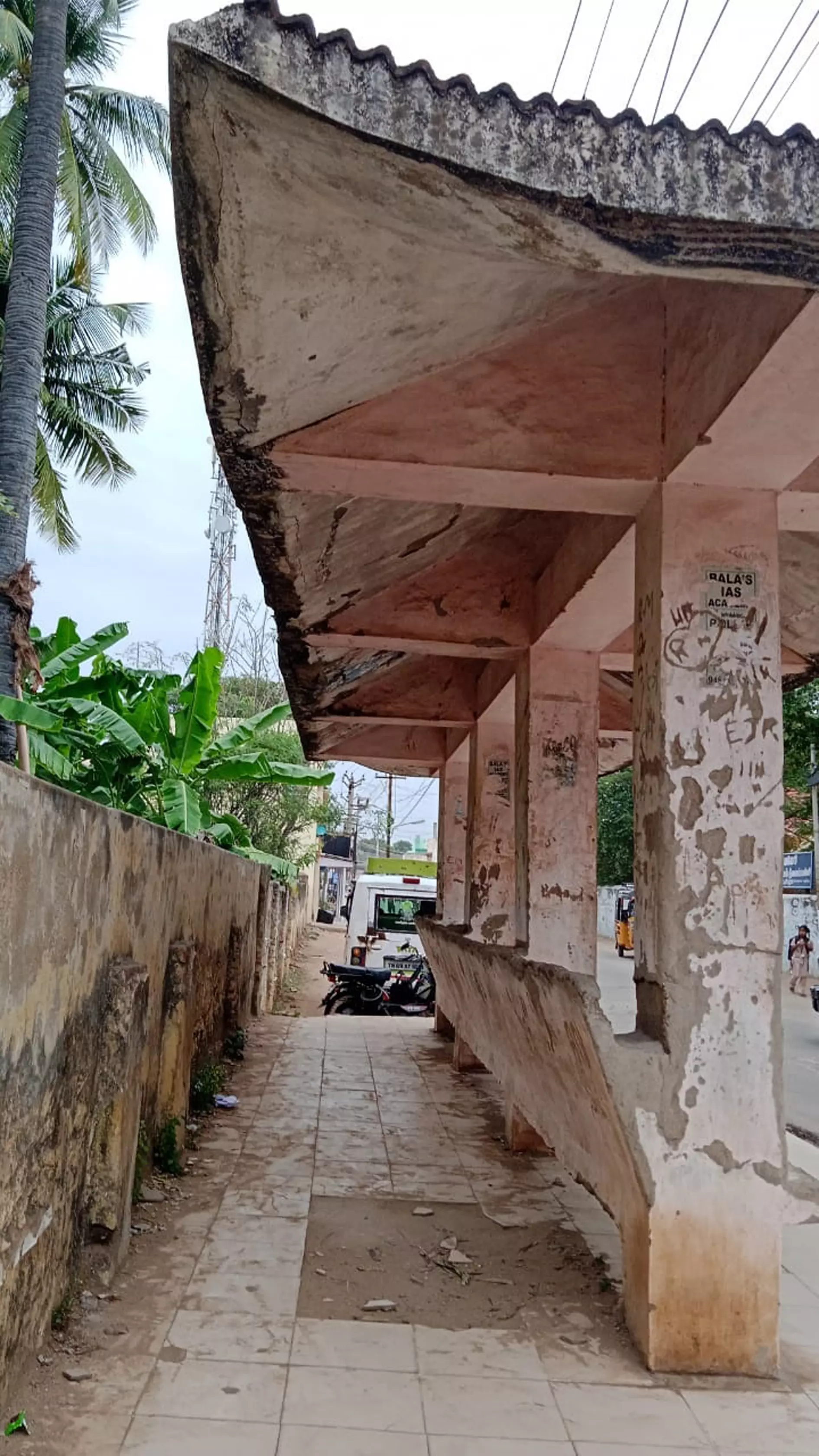 நிழற்குடை சீரமைக்கப்படுமா?