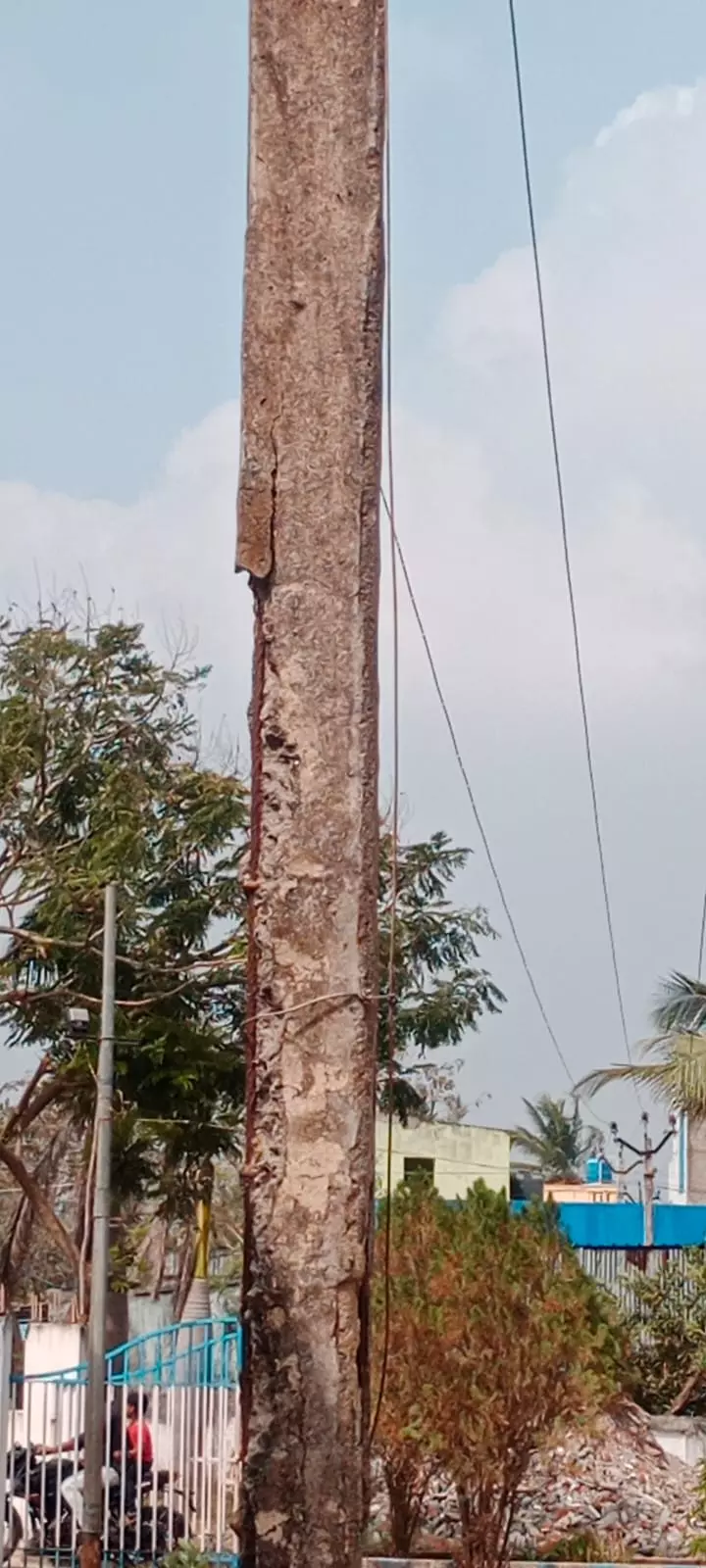 சேதமடைந்த மின்கம்பம்