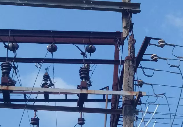 ஆபத்தான மின்கம்பம் ஆபத்தான மின்கம்பம்