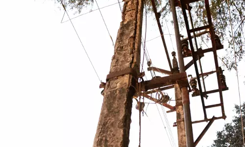 மின்கம்பம் சேதம் மின்கம்பம் சேதம்