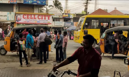 அதிகமான பயணிகளை ஏற்றும் ஆட்டோக்கள் அதிகமான பயணிகளை ஏற்றும் ஆட்டோக்கள்