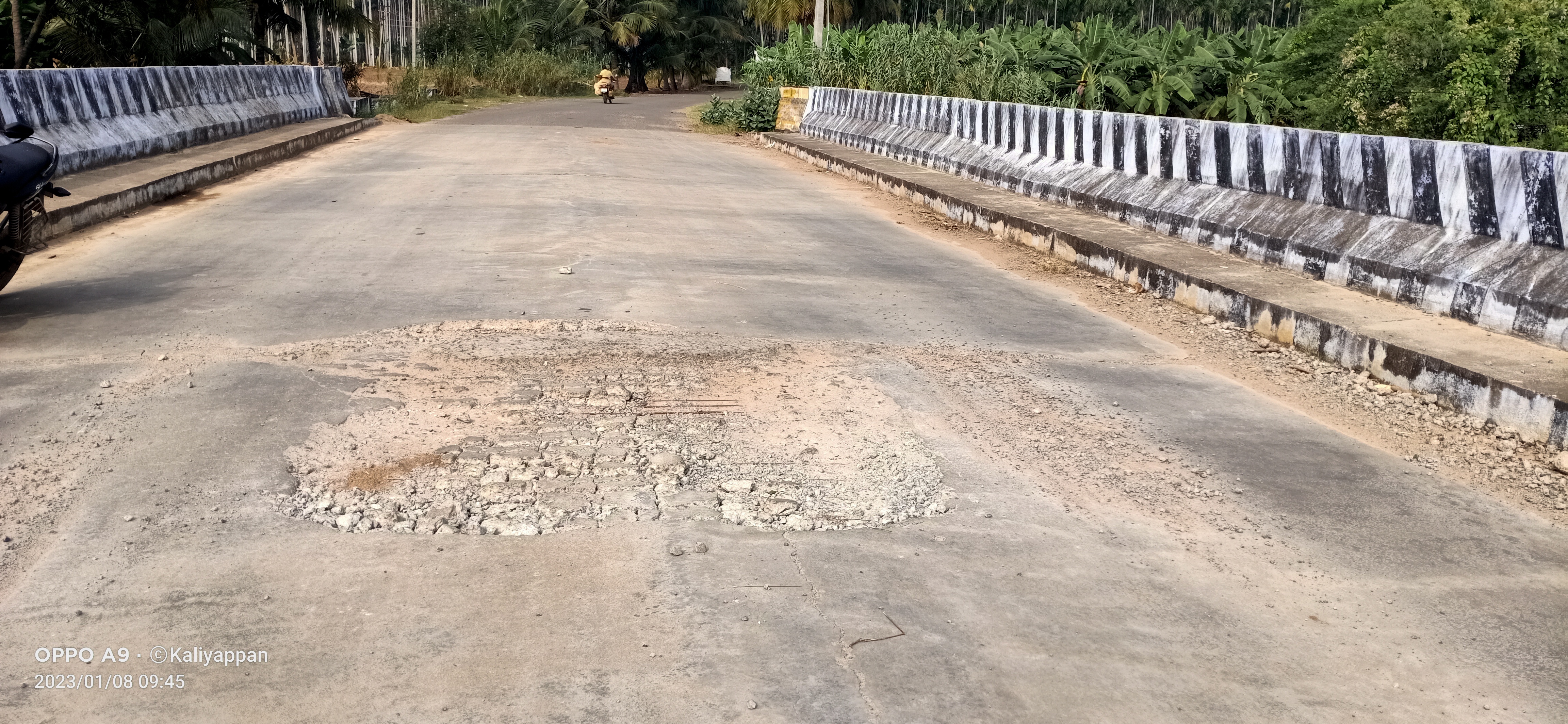 பாலம் நடுவே பள்ளம் பாலம் நடுவே பள்ளம்