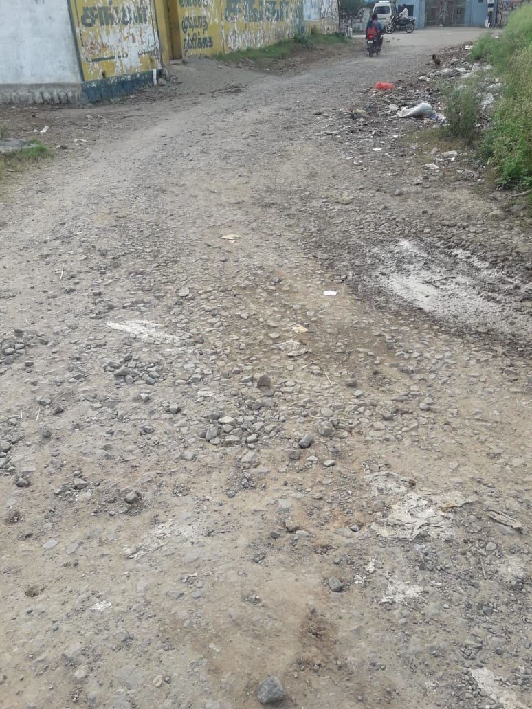 குண்டும், குழியுமான சாலை