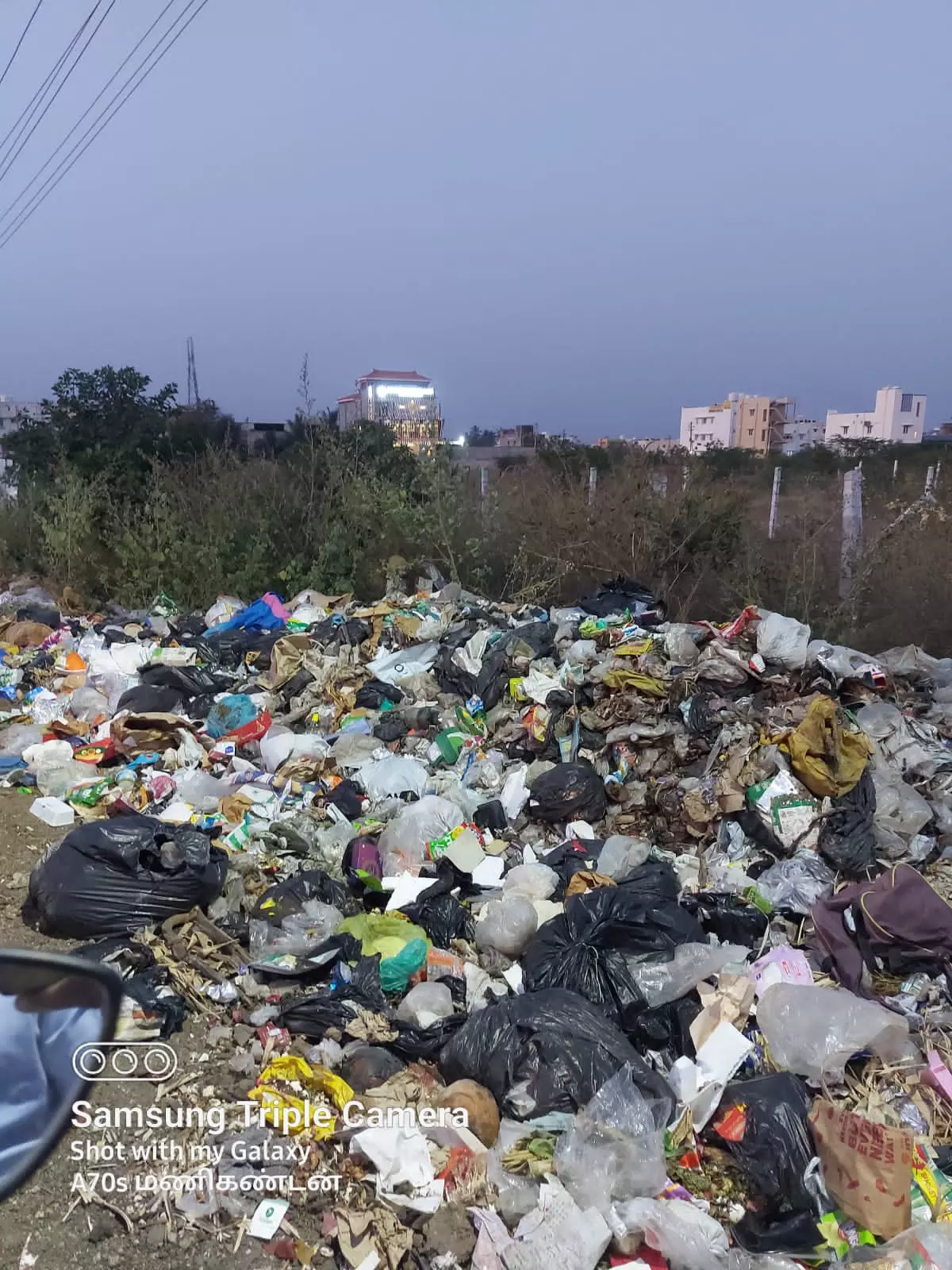 குவிந்து கிடக்கும் குப்பைகள் குவிந்து கிடக்கும் குப்பைகள்