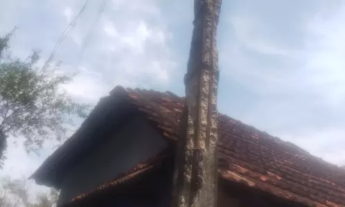 சேதமடைந்த மின்கம்பம்