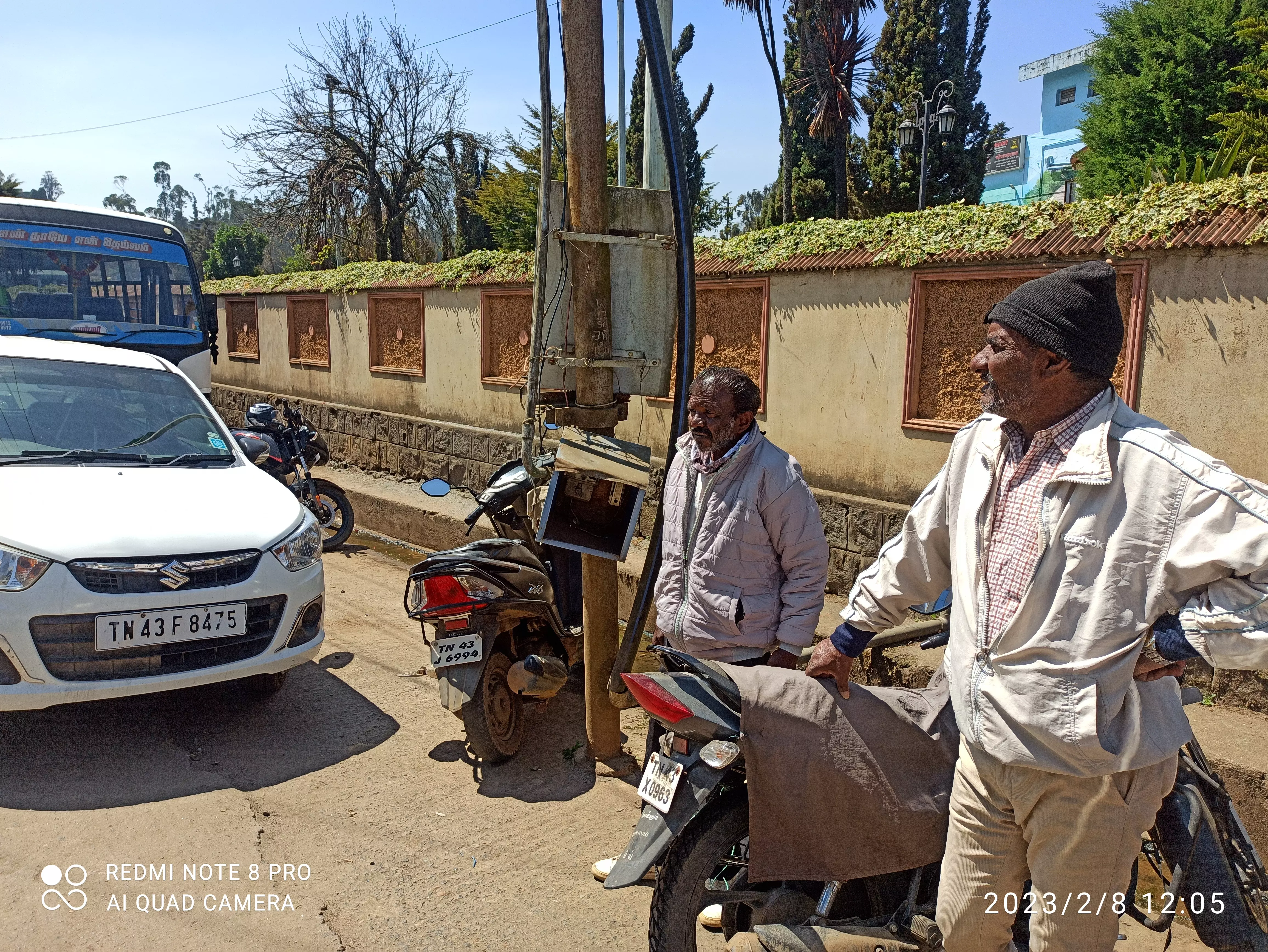 திறந்து கிடக்கும் மின்பெட்டி திறந்து கிடக்கும் மின்பெட்டி