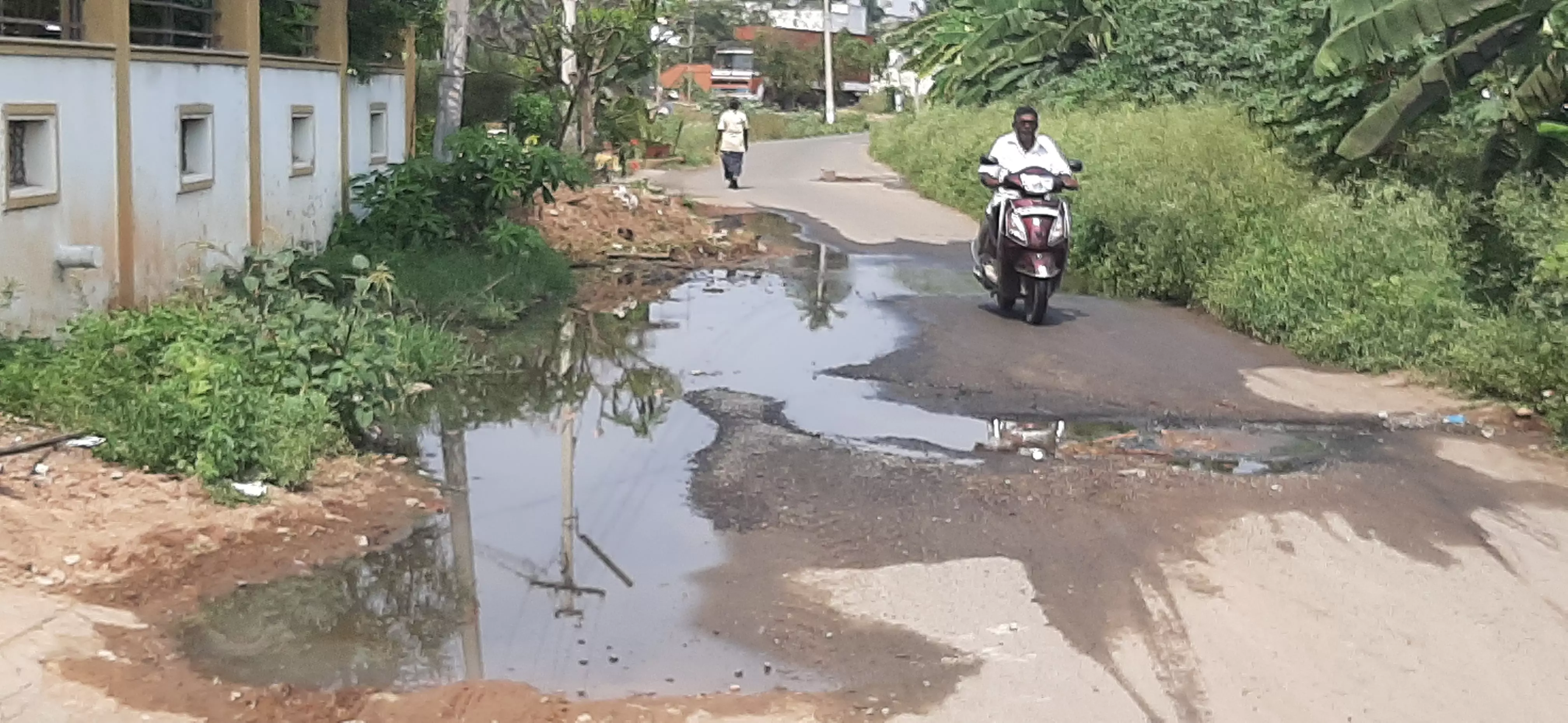 சாலையில் தேங்கும் கழிவுநீர் சாலையில் தேங்கும் கழிவுநீர்