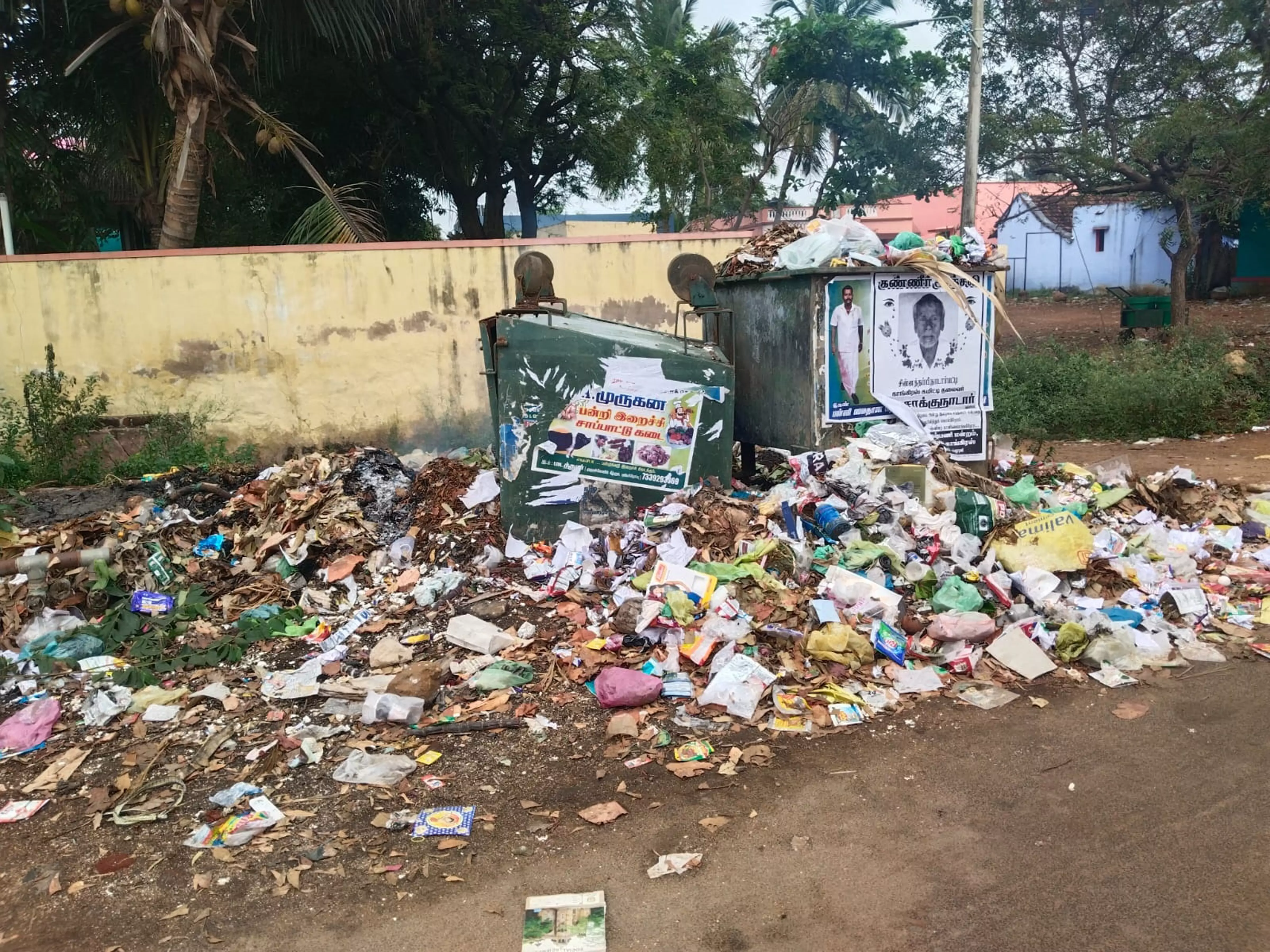 பஸ் நிறுத்தம் அருகில் குவிந்த குப்பைகள் பஸ் நிறுத்தம் அருகில் குவிந்த குப்பைகள்