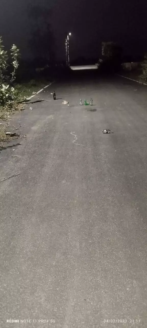 மதுப்பிரியர்கள் அட்டகாசம் மதுப்பிரியர்கள் அட்டகாசம்