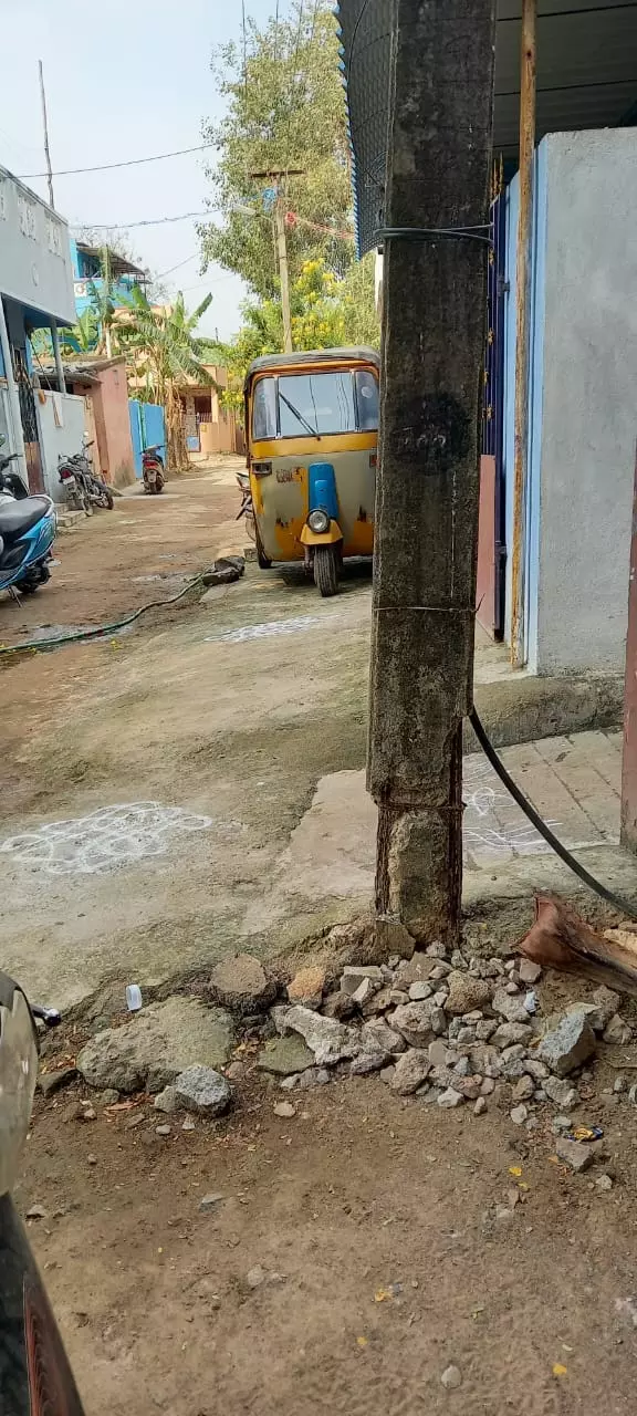 பழுதடைந்த மின் கம்பம்