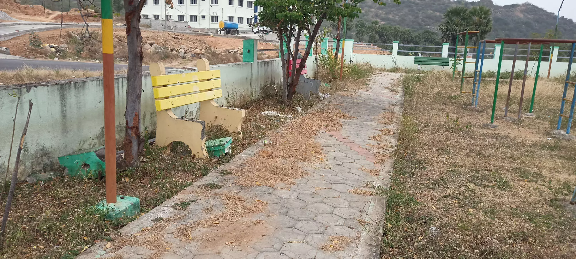 மதுபிரியர்களின் கூடாரமான பூங்கா மதுபிரியர்களின் கூடாரமான பூங்கா