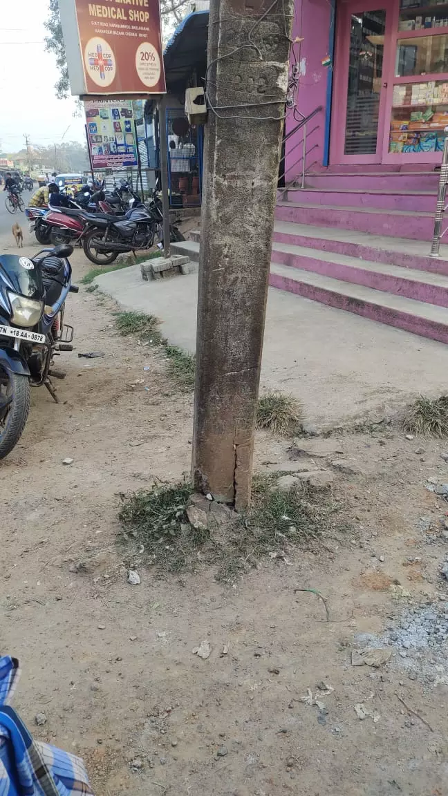 ஆபத்தான மின்கம்பம்