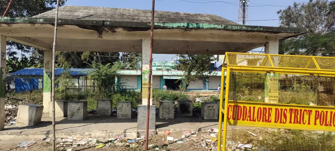 பயணிகள் நிழற்குடையை சீரமைக்க வேண்டியது அவசியம் பயணிகள் நிழற்குடையை சீரமைக்க வேண்டியது அவசியம்