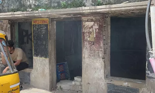 சேதமடைந்த நிழற்குடை