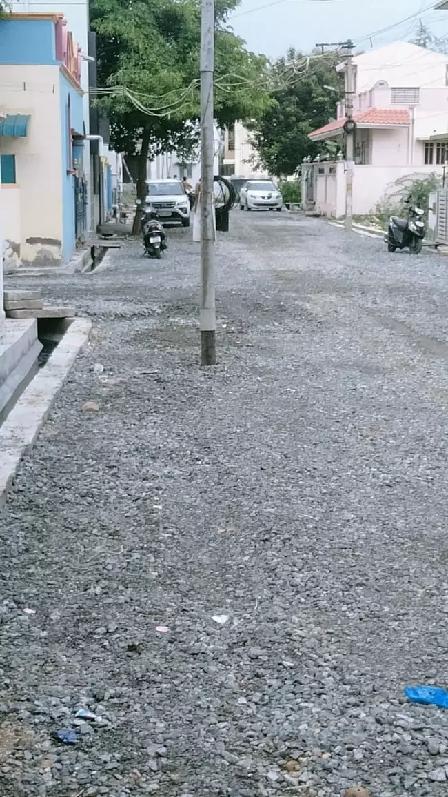 சாலையில் தொலைபேசி கம்பம் சாலையில் தொலைபேசி கம்பம்