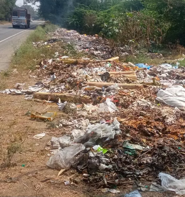 ஏரியில் குப்பைகள் கொட்டும் அவலம் ஏரியில் குப்பைகள் கொட்டும் அவலம்