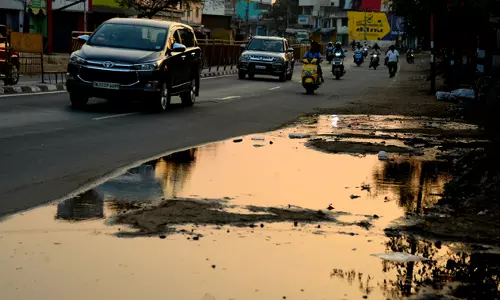 சாலையில் ஓடும் தண்ணீர் சாலையில் ஓடும் தண்ணீர்