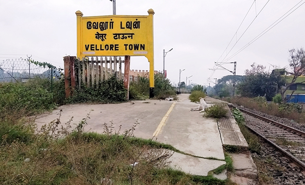 ரெயில்வே நடைபாதையை சுத்தம் செய்ய வேண்டும் ரெயில்வே நடைபாதையை சுத்தம் செய்ய வேண்டும்